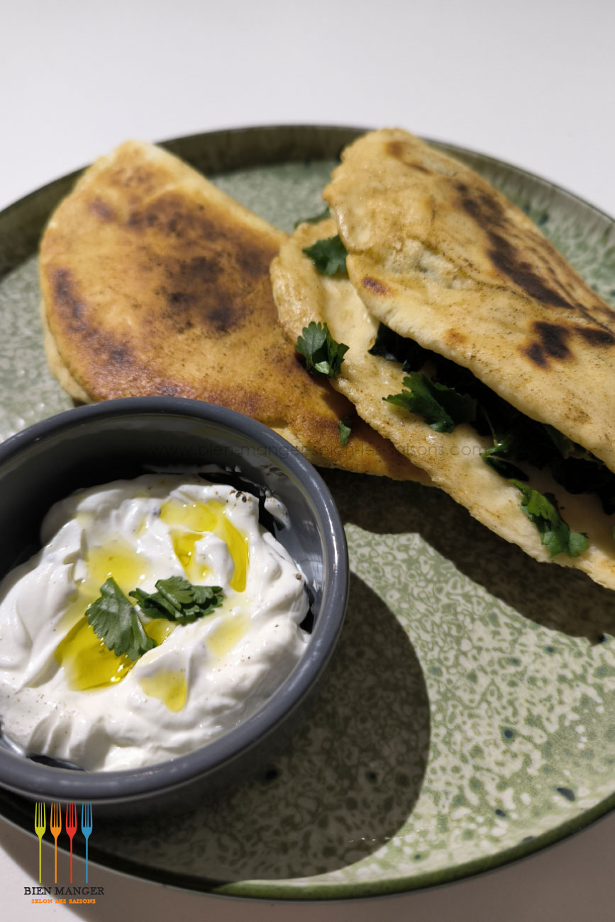 Gözleme epinards, feta et sauce au yaourt
